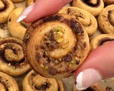 Mini cinnamon rolls with chocolate and pistachio